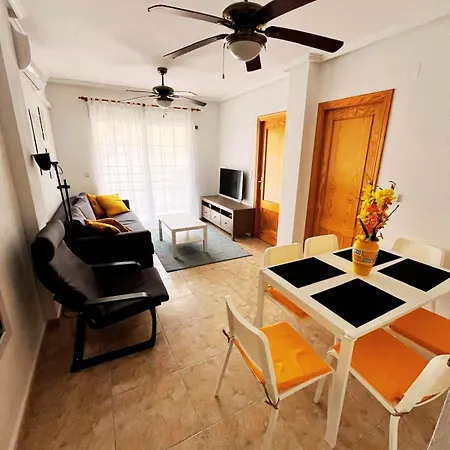 Yellow Apartment-la Mata -2 Min To Beach, Private Garage Appartement